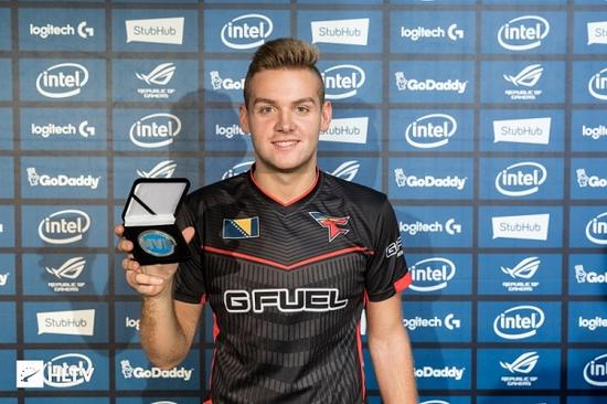 夏洛特的Qiyana与星火岩鸟配合得很好， Oh My God 操作完美，赢得了第一场比赛