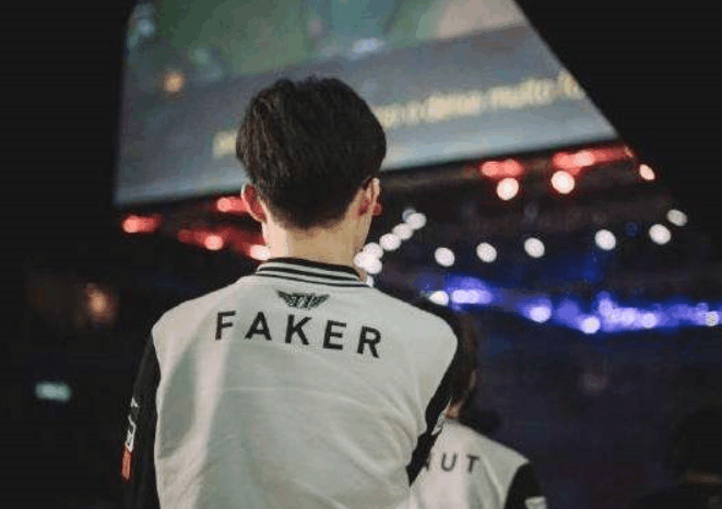 战舰轰鸣！大表哥的全白双杀吹响了反击的号角，Faze从1-2反弹淘汰VIT